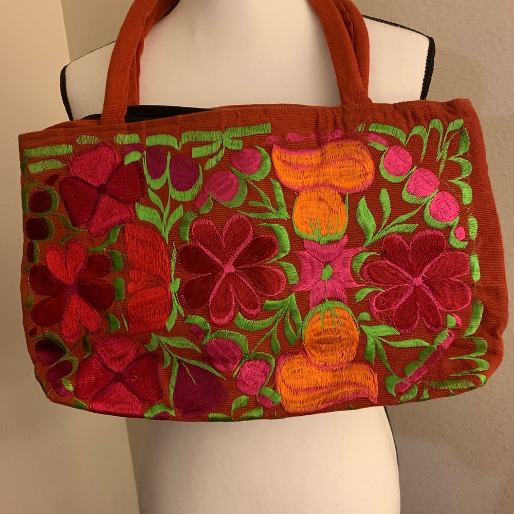 beautiful embroidered tote 🌺 NWT